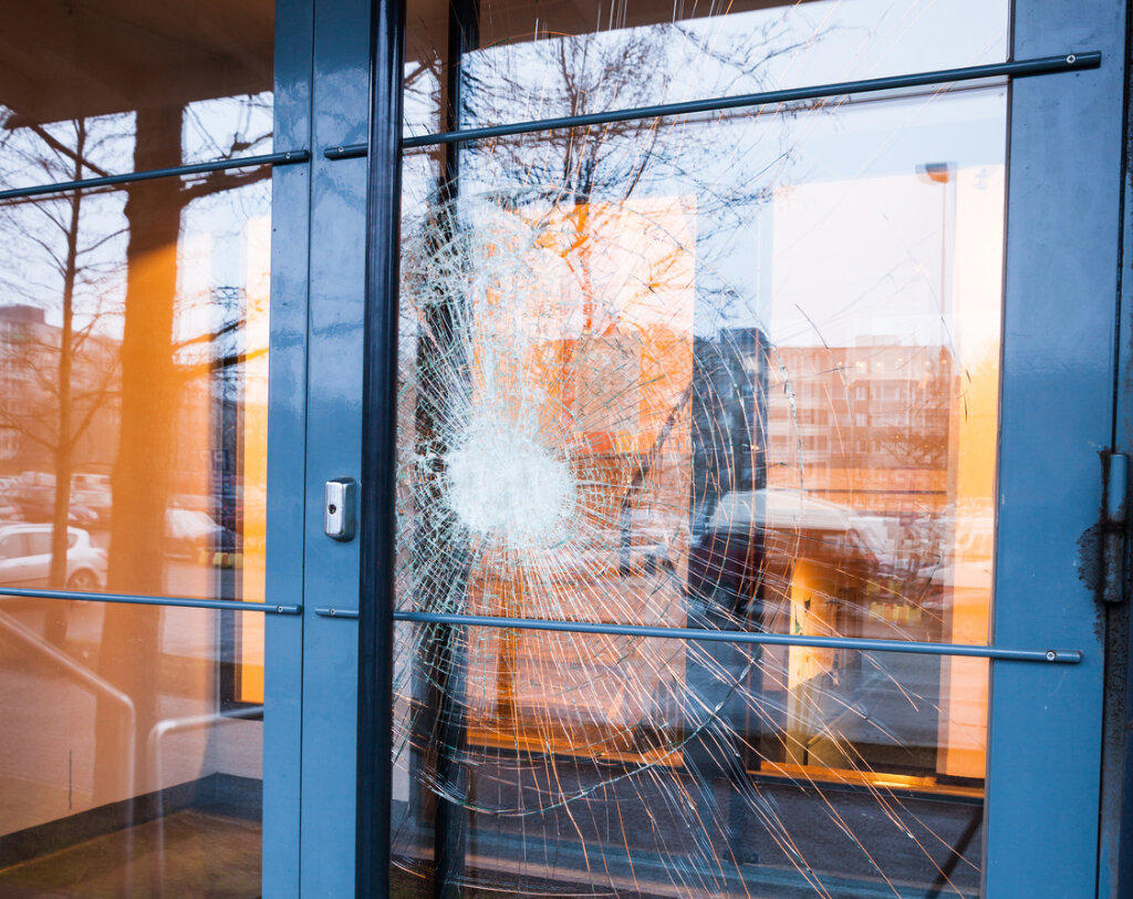 Задача защитного остекления - защитить от проникновения! 