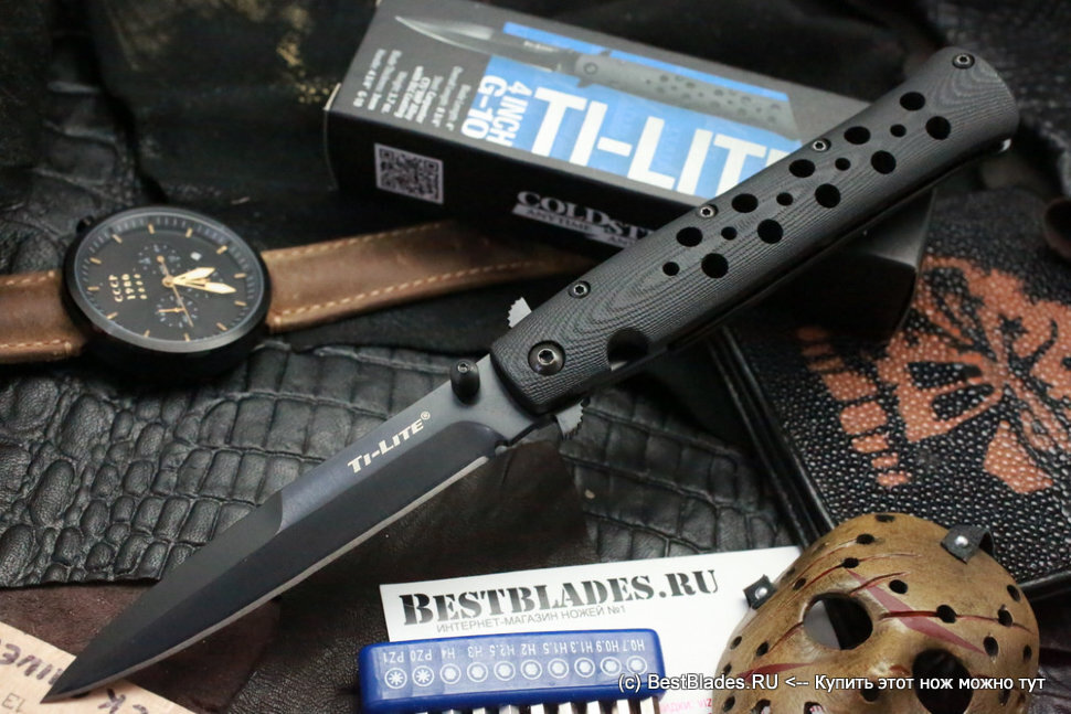 Cold Steel Ti-Lite - линейка ножей, созданная по мотивам гангстерского стилета, господствовавшего в середине ХХ века в американских и европейских криминальных кварталах. Хотя использование слова "стилет" по отношению к подобным ножам, стало следствием криминальной романтики, воспевшей, таким образом, оружие средневекового наемного убийцы или разбойника, т.к. классический стилет, произошедший от "кинжала милосердия" - мизерикорда, изначально имел трехгранный, четырехгранный или, вообще, круглый клинок, не имеющий режущей кромки, и использовался исключительно для колющих ударов. Геометрия современного стилета, конечно, отличалась от геометрии изначального стилета, зато дух современного ножа точно соответствовал мрачной сути ножа средневековых убийц. После того, как уличные банды снабдили кинжал выкидывающим клинок механизмом, а криминальный фольклор превратил кинжал в стилет и сделал его визитной картой преступного мира, подобные ножи были запрещены во многих странах мира, хотя и остались мечтой уже выросших мальчишек, игравших раньше в полицейских и гангстеров. И вот сейчас, эту мечту можно вполне легально приобрести, благодаря компании Cold Steel и Филу Богушевски (Phil Boguszewski), выпустивших, почти такой же, гангстерский стилет (но только без механизма автоматического выброса клинка) с двумя вариантами длин клинков - 103 и 152 мм. 