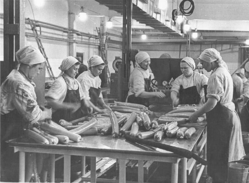 Приготовление колбас в новом колбасном цехе
В. Мясников, 1966 год, г. Череповец и Череповецкий район, Череповецкое музейное объединение.

