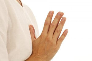 Кроме  медикаментозного лечения также должно следовать и косметическое. Одним  из самых действенных средств при излишней потливости есть инъекции  ботокса подкожно в проблемные зоны. Это избавит от излишней потливости,  потому что препарат блокирует выработку гормона, что стимулирует  потливость на ладонях. Просто нужно будет проходить курс ботокса заново.