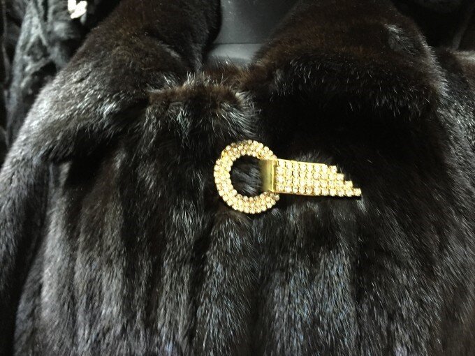 Пуговица для шубы. Застежки на норковую шубу. Крючок для воротника шубы. Пуговица для шубы норковой. Пуговица для шубы.