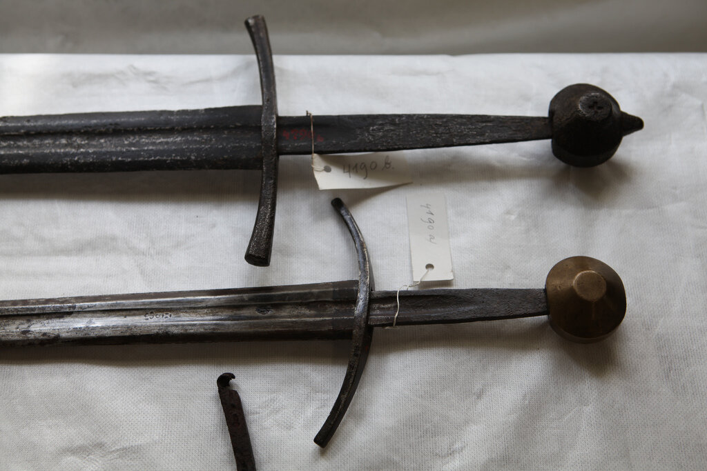 Два длинных меча из музея Любека, датированы XIII веком