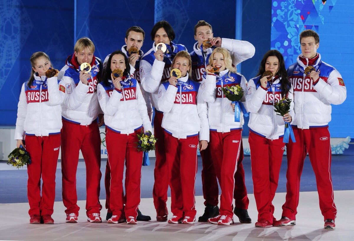 Олимпийскую чемпионку годами. Сборная команда по фигурному катанию 2014 Сочи. Чемпионки по фигурному катанию на Олимпиаде в Сочи. Олимпийские чемпионы по фигурному катанию Сочи 2014.