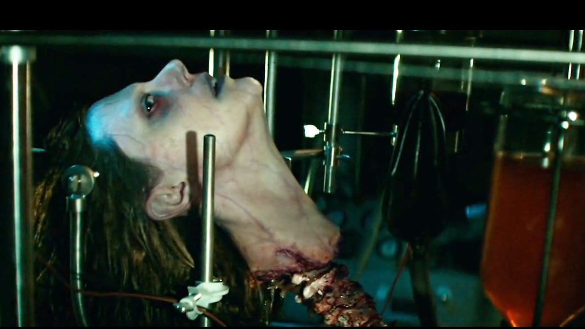 Это говорящая голова в лаборатории - одна из самых впечатляющих деталей фильма. 