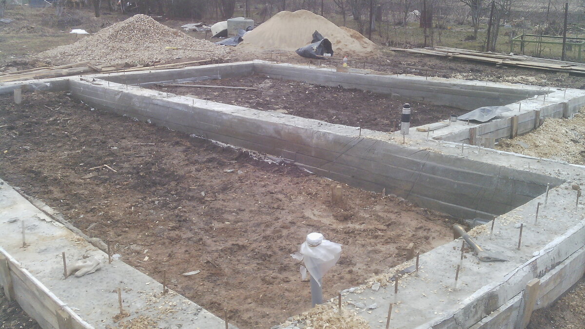 Весь грунт выбран, опалубка демонтирована.