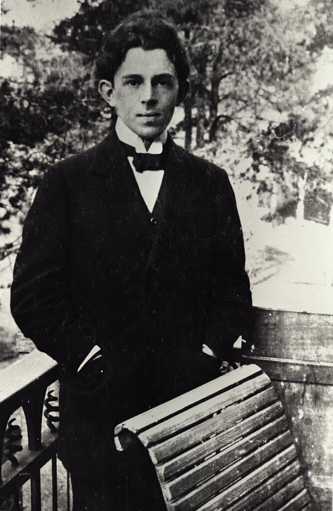 Молодой Осип Мандельштам в Петербурге.