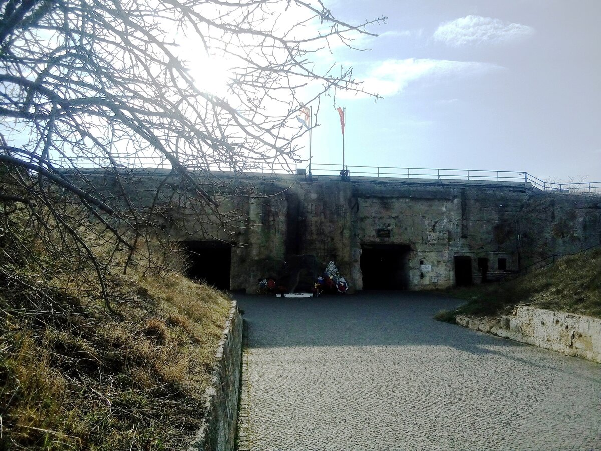 Вход в казематы 35 Береговой батареи.