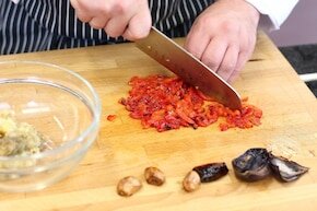 Шаг 1 Все овощи положите на противень, смажьте оливковым маслом и вставить в нагретого до 180 ° C духовку на 20 минут. После выпечки овощи остынуть и очистите от кожи, а затем нарежьте мелкими кубиками. Добавить столовую ложку оливкового масла, нарезанный кориандр и перемешайте. Приправьте по вкусу.