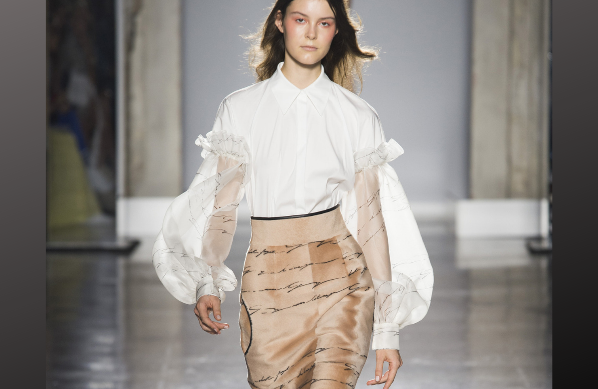 Сочетание разных видов ткани и оборки в непривычных местах