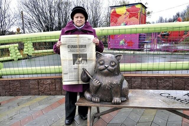 Женщина сохранила экземпляр газеты «Мурманский вестник» с котом Семёном.