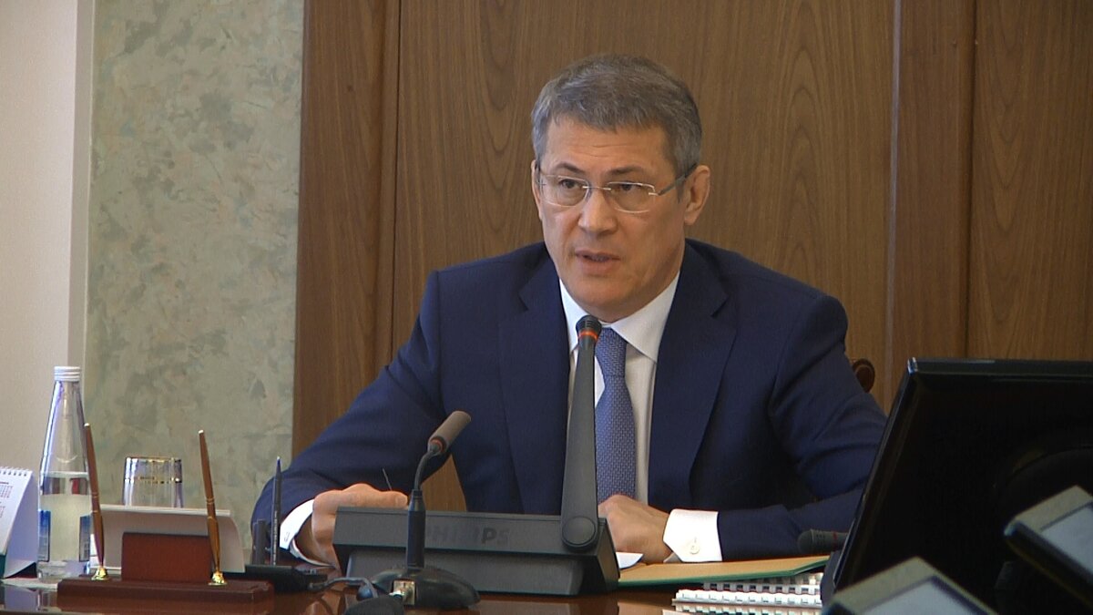 На оперативном совещании Радий Хабиров поинтересовался у чиновников о ситуации с разметками в Башкирии. Главный госавтоинспектор республики Динар Гильмутдинов ответил, что на дорогах их нет, а начерченные через месяц уже смываются. Для решения этой проблемы, предложено делать разметки из термопластика. Они отличаются высокой стойкостью, и срок службы достигает три года.