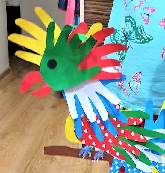 Попугай из цветной бумаги. Источник: фото автора.