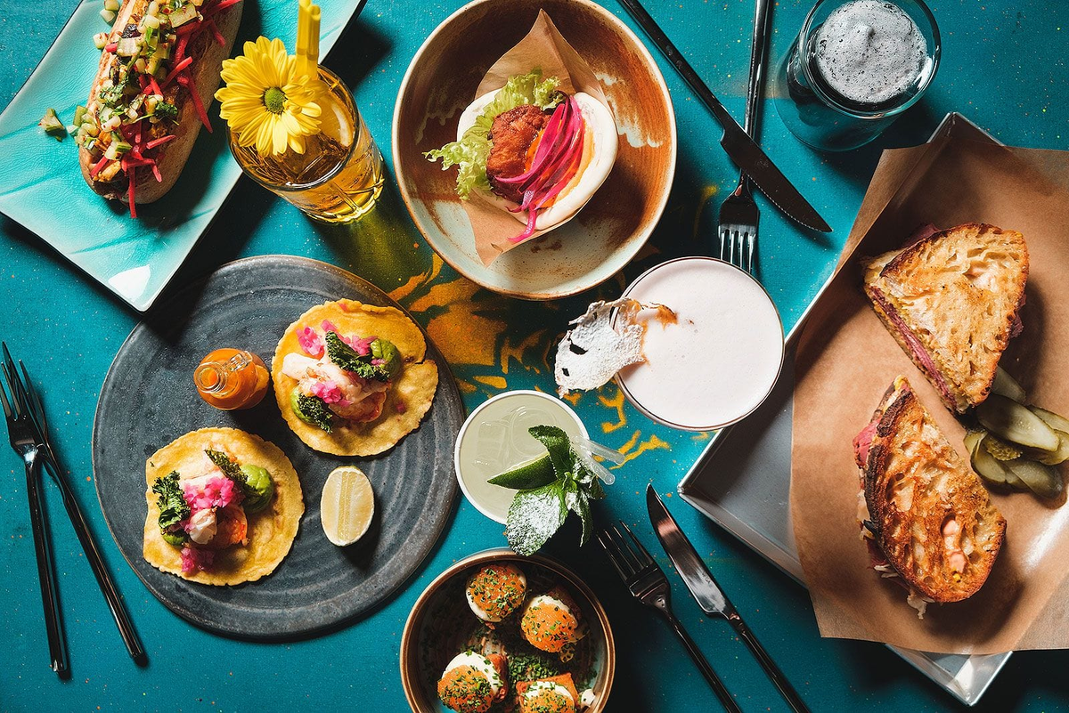 Что может быть лучше, чем вкусная еда в сочетании с авторским коктейлем?!