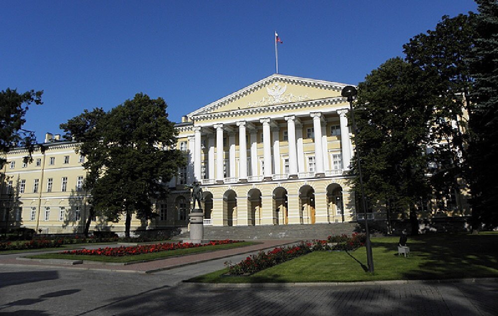 Здание правительства СПб, Смольный. Фото Википедия