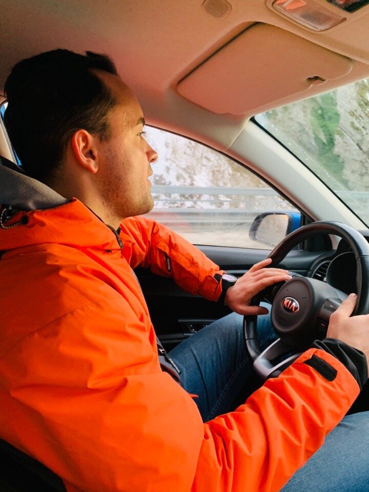 за рулём Kia Rio по дороги в Эсто-садок