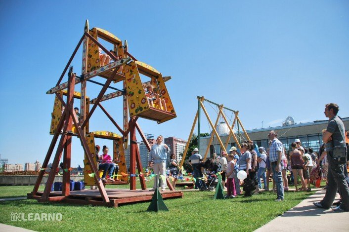 Парки Москвы для детей   
Национальный парк «Лосиный остров»: в гости к лосям 
 
Парк-заповедник «Лосиный остров» - самое интересное в Москве место для юных «природоведов». Это – дом для 200 видов птиц, 50 видов млекопитающих и тысячу видов растений. В парке проводят экскурсии на Лосиную биостанцию: там детям предлагают познакомиться с лосями и лосятами. В «Лосином острове» дети могут покататься на лошадях, послушать лекции о природе и поучаствовать в экологических акциях. 
 
Ботанический сад МГУ «Аптекарский огород»: уроки о растениях 
 
В Ботаническом саду МГУ имени М.В.Ломоносова «Аптекарский городок» для детей регулярно проводятся занятия «Уроки в Ботаническом саду». Тех, кому эти уроки нравятся, приглашают вступить в детское научное общество «Клуб юного эколога». 
А уроки, как правило, нравятся: для любителей природоведения в «огороде» много интересного. Здесь «живет» самое старое дерево Москвы – трехсотлетняя ива и еще около двух тысяч растений. В парке есть теневой сад и три оранжереи, где обитают субтропические и тропические растения, а также растения разных климатических поясов. 
 
Сокольники: самый крупный парк в Москве 
 
Парк Сокольники - самый крупный парк в Москве. Здесь есть развлечения на любой вкус: два парка аттракционов, детские площадки, бильярдный зал, роллердром с прокатом роликовых коньков, спортгородки, 2 открытых корта, 20 столов для настольного тенниса, библиотека. В «Сокольниках» проходят выставки «Кошки», а также «Пауки и скорпионы». Там же открыт «Музей льда», где можно не только посмотреть ледовые скульптуры, но и научится их делать. Зимой в Сокольниках заливают большой каток. 
 
Лесопарк Кузьминки: усадьба Деда Мороза 
 
В лесопарке Кузьминки «живет» любимый персонаж детей: именно здесь находится усадьба Деда Мороза. В тереме есть трон Деда-Мороза, зеркало, колодец, подкова и светлица Снегурочки. Все, разумеется, волшебное. Еще здесь можно погулять по Тропе сказок, отправить Дедушке письмо и покататься на аттракционах и детской железной дороге. 
Также в лесопарке «Кузьминки» находится Музей старинных автомобилей и экипажей и Музей пчеловодства. 
 
Сад «Эрмитаж»: театральный парк 
 
Сад Эрмитаж – одно из самых очаровательных мест отдыха в Москве. На территории сада есть детская площадки и небольшой зооуголок. В «Эрмитаже» расположены три театра – «Сфера», «Новая опера», «Эрмитаж» - где периодически идут детские спектакли. Кроме того, в саду регулярно проходят различные мероприятия для всей семьи. По вечерам беседки и фонтаны освещены разноцветными старинными фонарями. Зимой в «Эрмитаже» работает каток. 
 
Луна-парки «Карссель»: поезда и "Осьминог" 
 
В Москве есть несколько луна-парков «Карусель», один из них по-прежнему находится в ЦПКиО имени Горького. В «Карусели» установлены аттракционы для детей разных возрастов - «Осьминог», «Мини-поезд», «Бассейн с лодками», «Цепочная Карусель». А еще здесь есть батуты, виртуальные аттракционы и автодромы. Можно вместо билетов покупать абонементы на несколько часов катания, это дешевле. 
 
Измайловский Парк культуры и отдыха: прогулки и аттракционы 
 
В Измайловском Парке культуры и отдыха есть аттракционы для детей любых интересов и возрастов. Кроме того, в парке можно покататься на самом высоком Колесе Обозрения. На детской площадке «Кроха» регулярно проходят представления, в беседке – уроки рисования. Дети постарше могут взять напрокат ролики и прокатиться по всей территории парка, посмотреть на его пейзажи и здания XVIII века. 
 
«Диво-град»: русские игры 
 
«Диво-град» - это не только парки аттракционов, но и машина времени. Здесь детям предлагается окунуться в мир развлечений своих родителей и даже предков. В парках представлены такие аттракционы, как качели-лодочки, «гигантские шаги», ходули. А еще в «Диво-граде» можно пройти мастер-классы по народным играм, названия которых большинство детей услышат впервые: бабки, кубарь, котел, свайка, лапта, чиж, жаворонок, бирюльки. Обретенные навыки пригодятся для участия в групповой игре «Дружина Садко». 
 
Ква-ква парк: вниз по Дикой реке 
Ква-ква парк, расположенный неподалеку от Москвы – крупнейший аква-парк не только в России, но и в мире. Для малышей в парке оборудован детский городок, а их старшим братьям и сестрам будет интересно слететь с горки «Дикая река» через «Циклон» в «Черную дыру» и прокатиться с горки «Цунами». Всего в “Ква-ква» есть семь водных горках длиной от 90 до 120 метров. 
Отдохнуть от аттракционов можно в лагуне, где бьют более 150 разных по силе струй воды для гидромассажа. Также в Парке есть русская баня, финская сауна и турецкий хамам. 
 
Парк Фили 
 
Парк Фили – одна из самых красивых озеленённых территорий столицы. Более того, он предоставляет посетителям различные виды досуга – от активного спортивного до спокойного и расслабляющего. 
 
«ПандаПарк» 
 
Для посетителей приготовлено 4 маршрута абсолютно различной сложности. От детского до экстремального (даже не каждый взрослый находит в себе силы преодолеть свой страх). Высота проложенных путей составляет 20 метров. Данный аттракцион доступен и в других парках Москвы, однако на территории Фили «ПандаПарк» является самым большим и высоким. Дополнительное достоинство заключается в том, что именно здесь «ПандаПарк» позиционируется как первый зимний веревочный парк Москвы. «Изюминкой» маршрутов стал потрясающий вид на набережную и Москва-реку с высоты «птичьего полёта». 
 
Арт-студия «Филька» 
 
Это креативное пространство, где, как правило, проводятся регулярные занятия спортивного и творческого направлений. Здесь проходят мастер-классы по йоге, футбольному фристайлу и битбоксу, саберфайтингу, живописи и не только. Также пространство идеально подходит для проведения игровых ролевых квестов, популярность которых с каждым днем набирает обороты. 
 
Детский клуб «Филиняня» 
 
Новое развлекательное пространство для детей. Здесь они проводят увлекательный досуг, играя, обучаясь и развиваясь. Тем временем родители могут посвятить время отдыху, потому что за самыми маленькими посетителями парка следят воспитатели. Однако не стоит ограничиваться стенами клуба. В хорошую погоду группы детей выходят на обзорные экскурсии по парку, кормят белок, изучают флору и фауну парка вместе с воспитателями. 
 
Рамп-парк 
 
Парк Фили является самым спортивным парком Москвы. Именно по этой причине 5 июля состоялось праздничное открытие собственного рамп-парка совместно с Молодёжной школой урбанистики («Фонд Город»). Территория, специально подготовленная для велосипедистов, роллеров и скейбордистов города. Режим работы: круглосуточно.