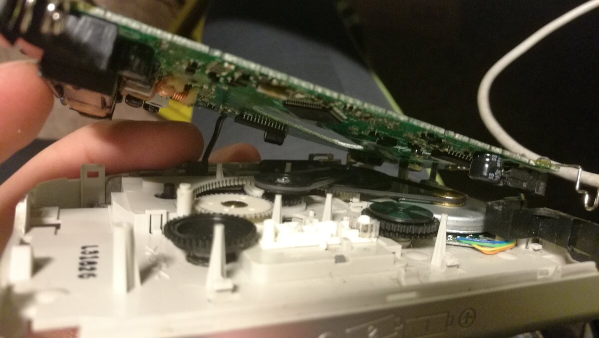 Приподнимаем плату и видим два пассика.