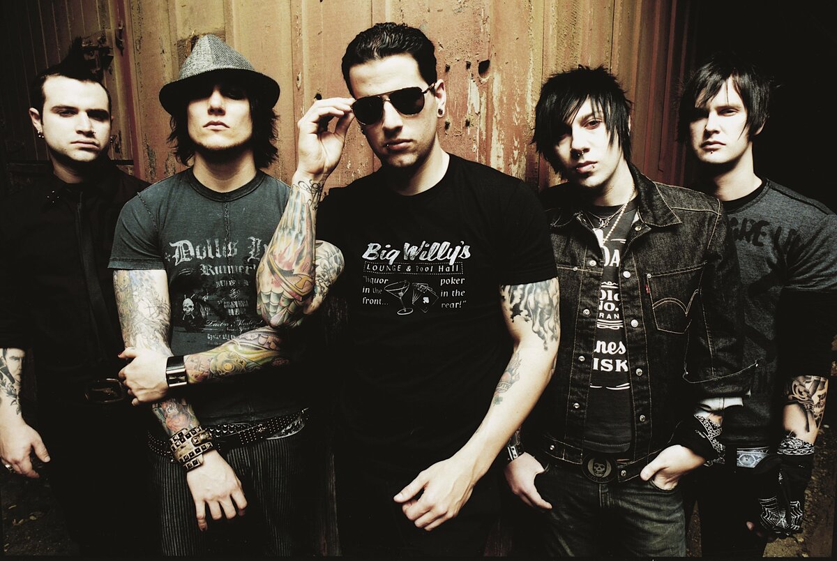 Смотрят так, будто собрались возвращать метал в мейнстрим