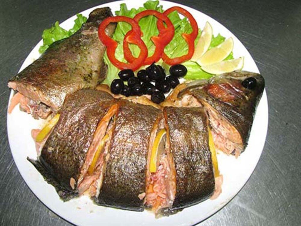 Это удивительно вкусное блюдо, происхождение которого определить мне затруднительно. Дело в том, что попробовала я его в одной дальневосточной семье, точнее, в семье моих друзей с Сахалина. Но это необычная интернациональная семья – муж Павел русский, а жена Ли(я) – кореянка китайского происхождения. Ли утверждала, что узнала рецепт на Сахалине, Павел говорил, что угощает меня национальным китайским деликатесом. Но, как бы то ни было, блюдо стоит того, чтобы оказаться в числе любимчиков у всех, кто любит форель, кедровые орешки, имбирь и лайм. В общем, я уже перечислила вам основные ингредиенты, осталось только уточнить количество. На одну крупную форель нам понадобится десертная ложка натертого корня имбиря, пару лаймов, чайная ложка корицы, чайная ложка (или чуть больше) крупной каменной соли, 3 столовых ложки кедровых орешков, 2 столовые ложки оливкового масла.