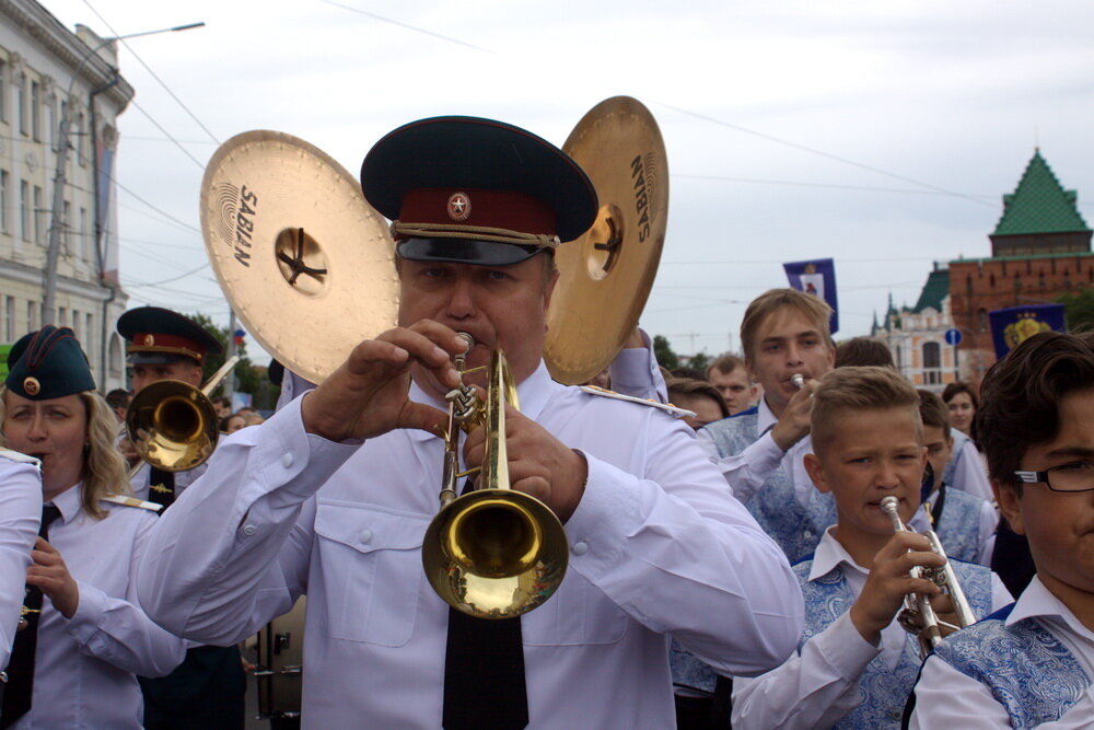 Или по главной улице с оркестром. Еще год назад жители Нижнего Новгорода праздновали День города и День России, сейчас вроде, как только День России, но с поправкой, что до главного городского праздника – 800-летия осталось 800 дней. По такому поводу по главной пешеходной улице пронесли флаг в сопровождении оркестра, на главной площади города провели плац-концерт, вышили рушник, и дали старт обратному отсчету. Тучи, которые опустились на город, распугали гостей праздника. Да и сам он получился какой-то невнятный и скомканный. 