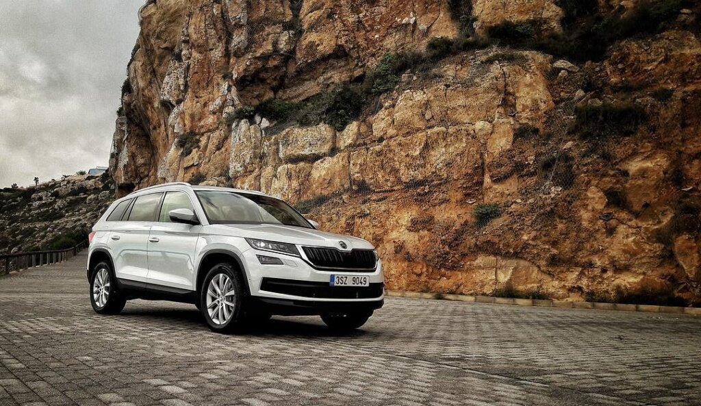 Skoda kodiaq 2016. Skoda kodiaq зеленый. Skoda kodiak 2022 новая. Размеры кодиак и тигуан. Skoda kodiak 2022 новая.