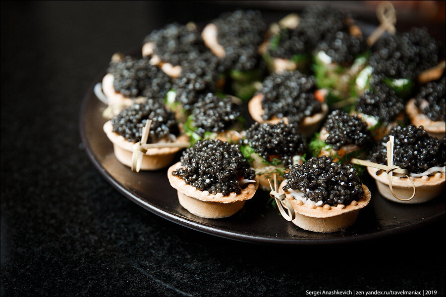 Сколько стоит черная икра в московском ЦУМе | TravelManiac | Дзен
