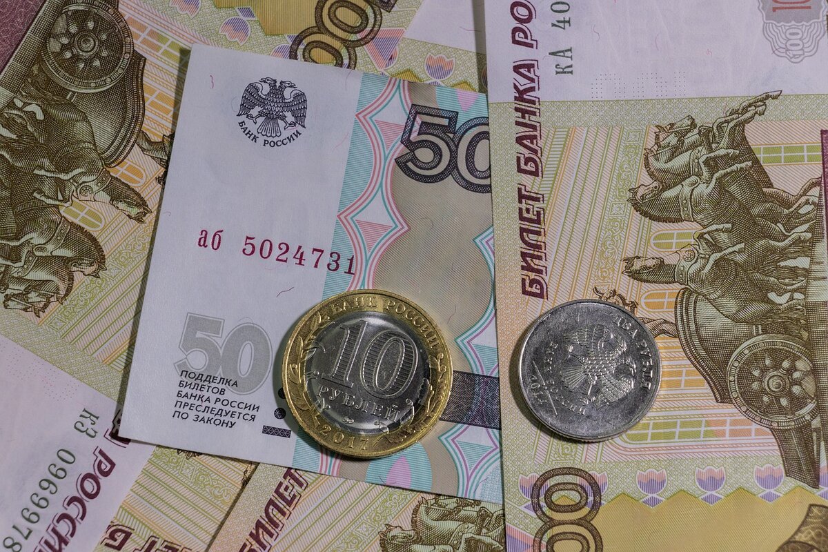 Если бы Росстат учитывал в исследовании малые предприятия, то цифра медианного значения оплаты труда была бы ещё ниже. Медианная зарплата значительно ниже средней зарплаты по России, то есть 47 657 рублей.
