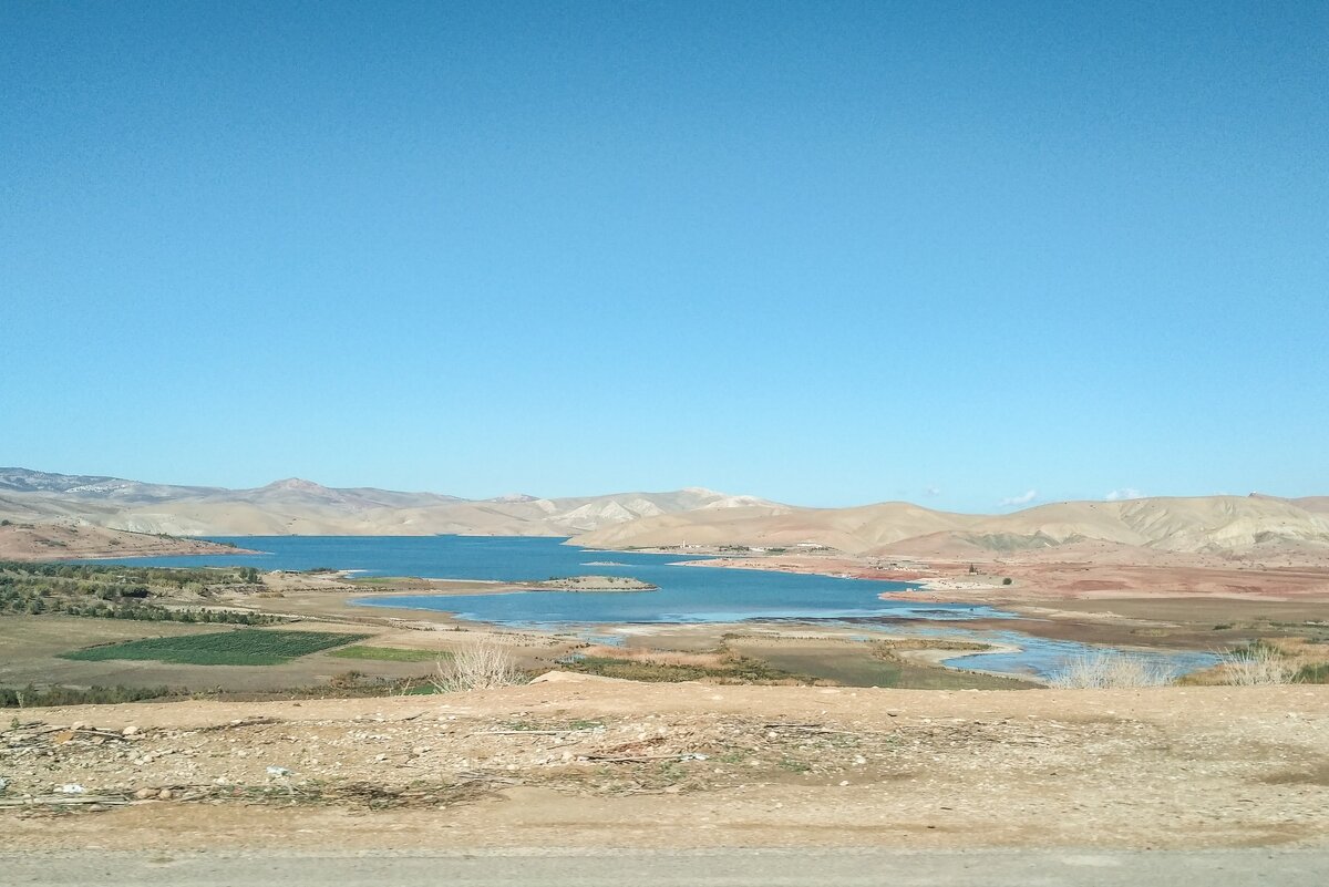 Горное озеро на дороге Мекнес-Фес