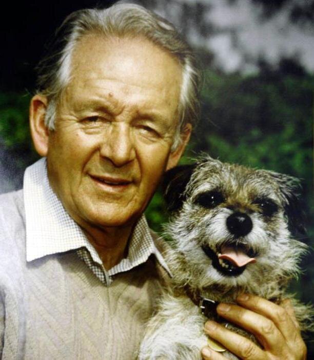 Джеймс Хэрриот - Альфред Уайт - и его любимый бордер-терьер Боди. 