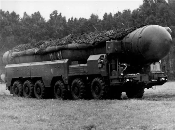 Мобильный комплекс РСД-10 "Пионер", в классификации НАТО SS-20 mod.1 Saber.  Дивизионы этих ракет развертываются с 1976 года у границ Западной Европы  по инициативе едва ли не единственно Д. Устинова (в эпоху "разрядки") и способствуют появлению нового витка "холодной войны". Американцы не остаются в долгу и выигрывают  противостояние