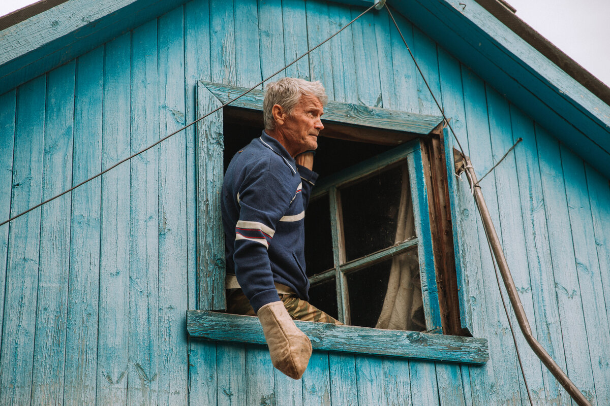 дед с лопатой. столярное ремесло. дедушка работает. ремесленник столяр. дедушка работает.