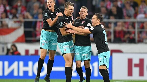 Швейцарский гранд празднует гол, который в первом тайме был единственным.