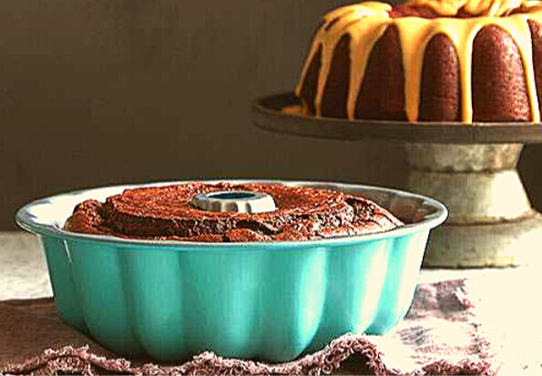 Дайте кексу остыть в форме