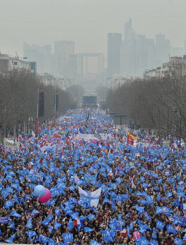 Протесты против однополых браков в Париже. https://www.obozrevatel.com/abroad/26157-sotni-tyisyach-parizhan-protestovali-protiv-odnopolyih-brakov.htm