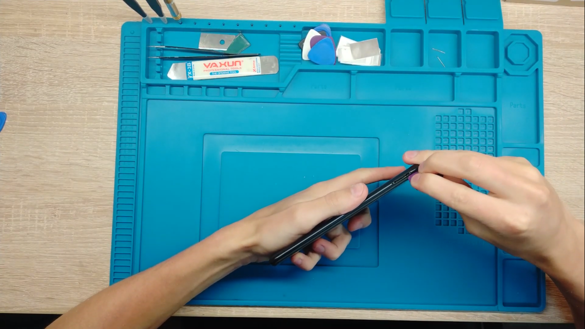 Подцепиться медиатором будет проще всего со стороны сим-лотка