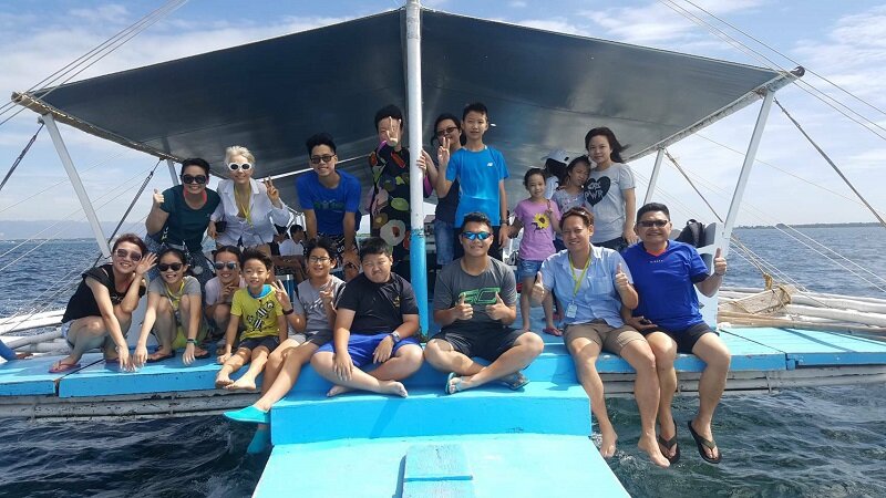 Туристов вывозят в море на небольших моторных лодках с балансирами "бангка".