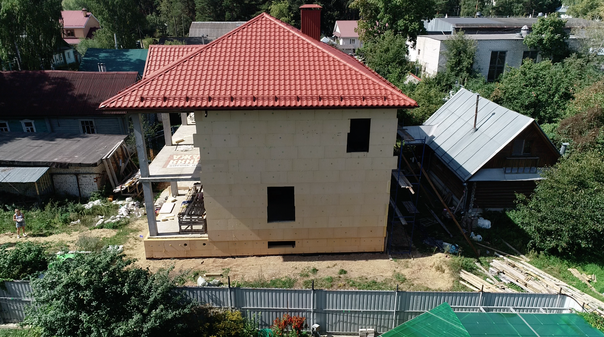 Фасад монолитного дома утеплен PiR утеплителем толщиной 120 мм