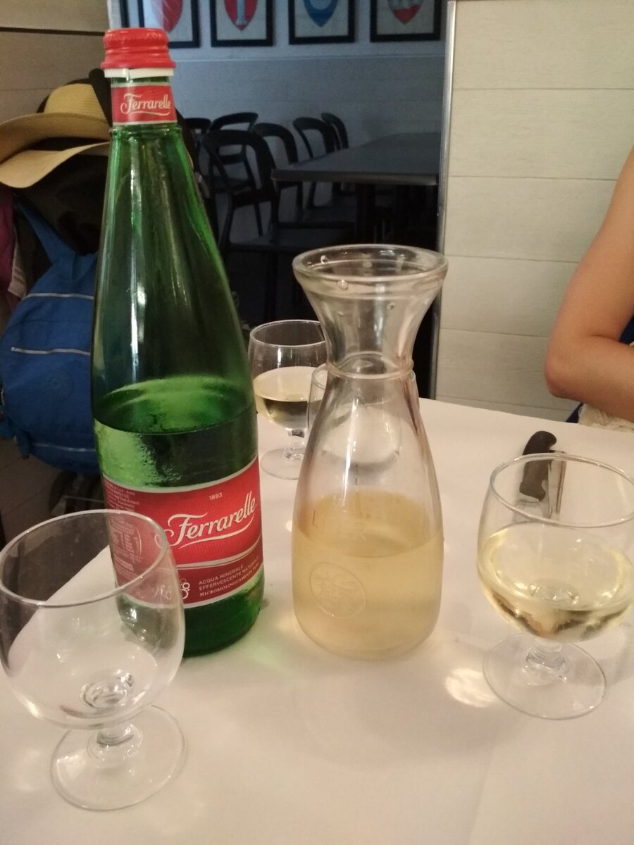 Вино подают в кувшинах: quartino (четверть литра); mezzo litro (пол-литра); uno litro (литр)