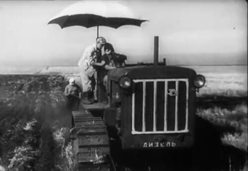 кадр из фильма "Трактористы", версия после цензуры 1964 г.