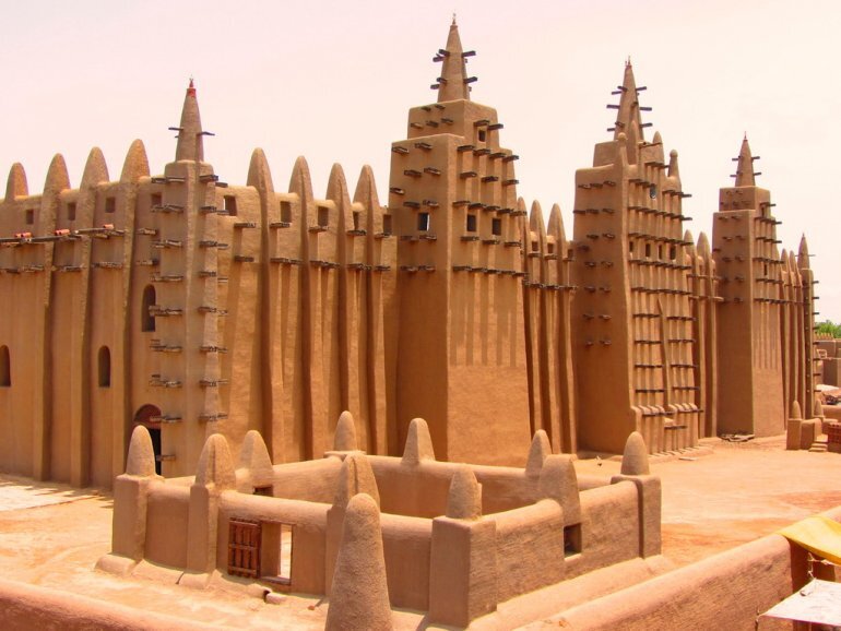 Самая большая в мире мечеть из глины, которую каждый год надо строить заново