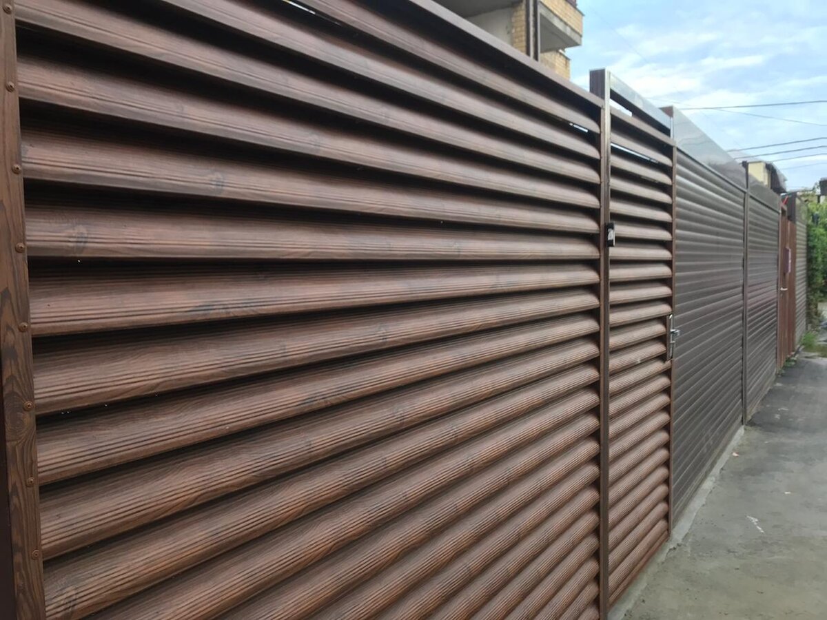 Забор с ламелями Еврожалюзи в цвете Каштан от Центра Металлокровли