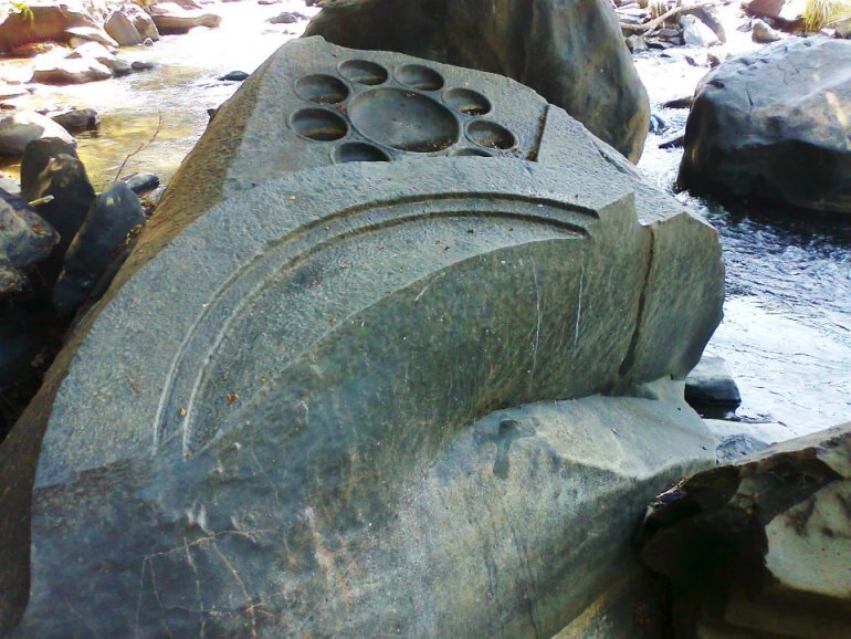 Каменные фигуры, которые то появляются из реки, то исчезают