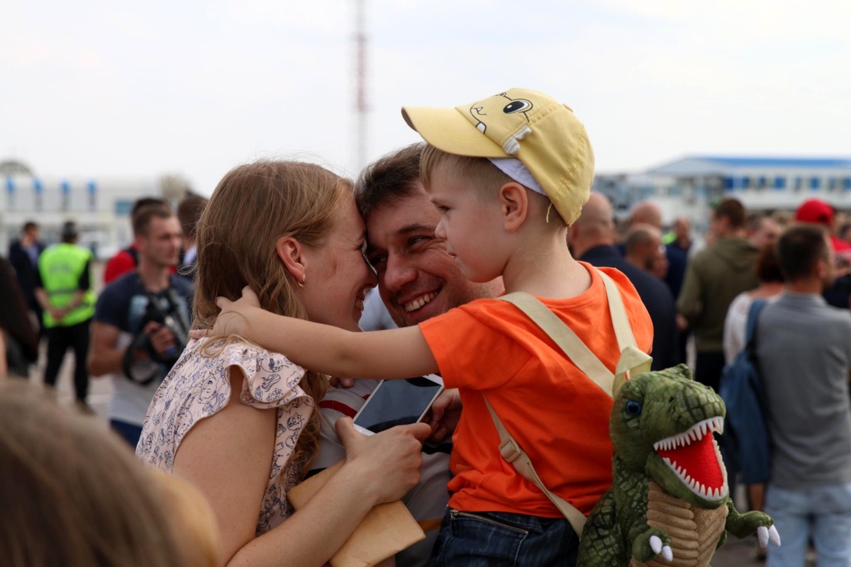 Родные встречают вернувшихся моряков.