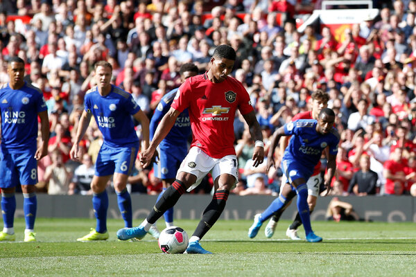 Маркус Рэшфорд забивает пенальти.