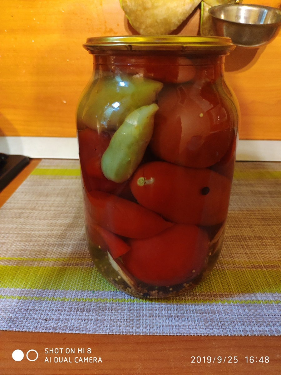 Ассорти из зелёных и красных помидоров