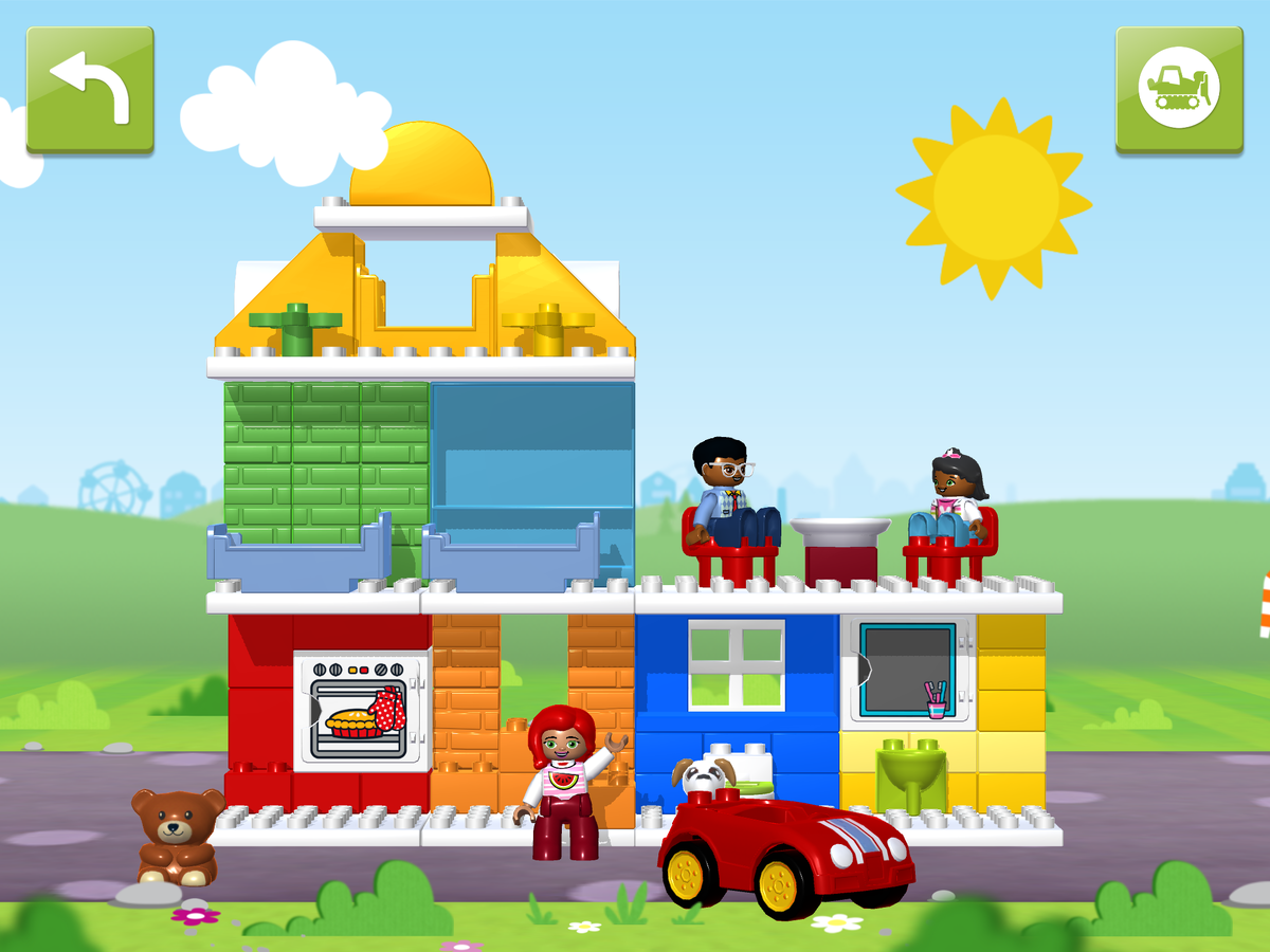 Это дом и семья в режиме дня и аэропорт ночью. Все большие детали кликабельные — машинка, медведь, цветы, солнце, облака, духовка. День-ночь меняется автоматически, но можно нажать на луну и вылезет солнце и наоборот😍