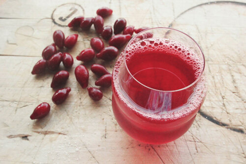 Кизиловые  ягоды помогают при заболеваниях желудочно-кишечного тракта, ускоряют  обменные процессы в организме, применяются в целях улучшения аппетита, а  также обладают антибактериальными и антиинфекционными свойствами,  благодаря чему крепнет иммунная система. Кизил выводит из организма  токсины и тяжелые металлы, его часто употребляют в случаях отравления  парами ртути, свинца и др.
 Плоды кизила назначают при малокровии, анемии, так как они имеют  способность повышать гемоглобин. Также эти чудо-ягоды нормализуют  кровяное давление, укрепляют стенки сосудов, служат как жаропонижающее  средство, регулирует сахар в крови, поэтому полезен при сахарном  диабете.
 Сок кизила справляется с авитаминозом, а из листьев данного плода варят  целебные отвары, из которых делают компрессы, а также при различных  заболеваниях кожного покрова (дерматит, экзема и др.).
 Компот из кизила помогает снять стресс, нормализовать сон, а также такой отвар является хорошим мочегонным средством.