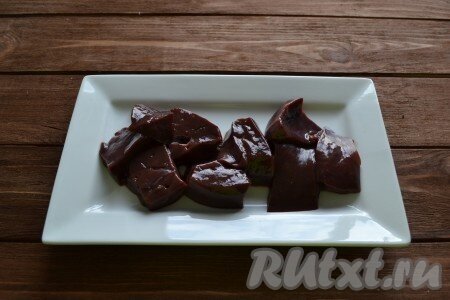 Кинзу и базилик моем и нарезаем мелко.