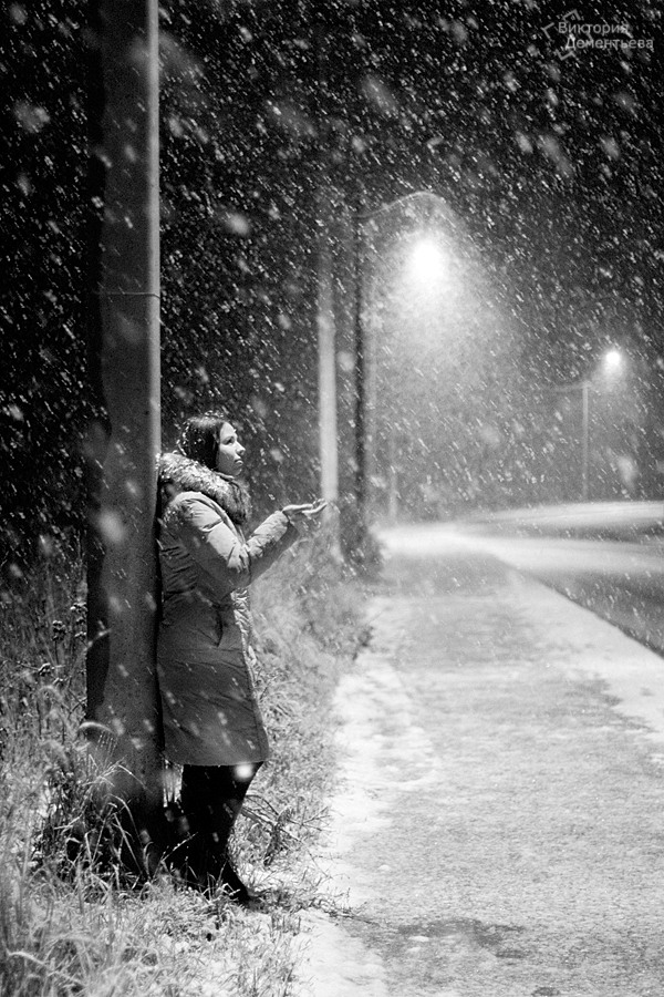 Снег падает на человека. Снегопад. Снег одиночество. Зима одиночество. Грусть снег.