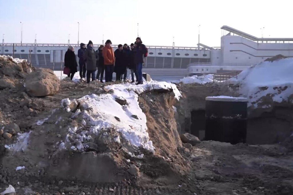 На втором и третьем участках, расположенных в районе водных путей и судоходства до бульвара Архитекторов под трассой перекладывают инженерные сети. Предварительно их помещают в защитные футляры с усиленной изоляцией. Электрические кабели, водопроводные трубы и трубы напорной канализации, расположенные внутри футляров, будет легко ремонтировать, а также они будут защищены от транспортных нагрузок.